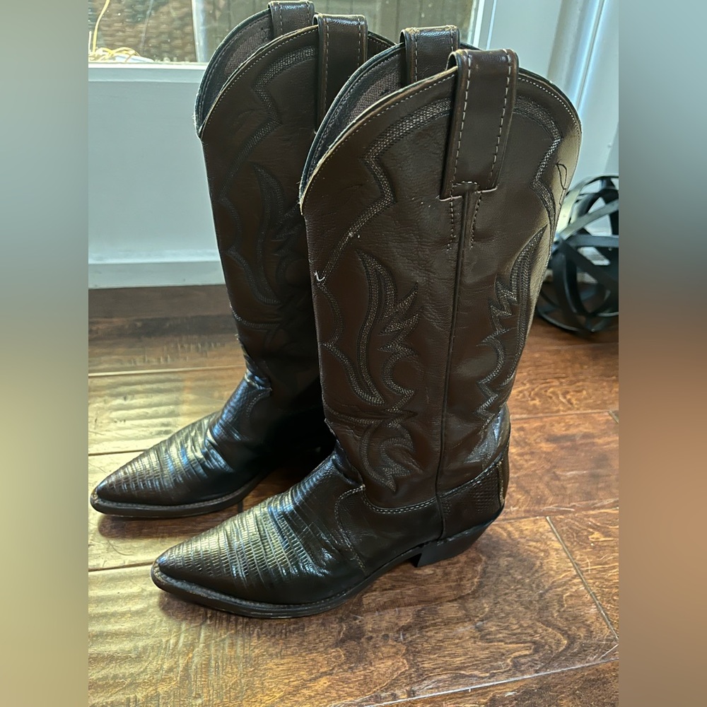 Justin ladies authentic cowboy boots. Dark brown color. Excellent condition - Picture 8 of 10